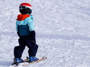 Dopřejte dětem zábavné lyžování, kde se taky naučí. Ubytování Lipno je skvělým výchozím místem.